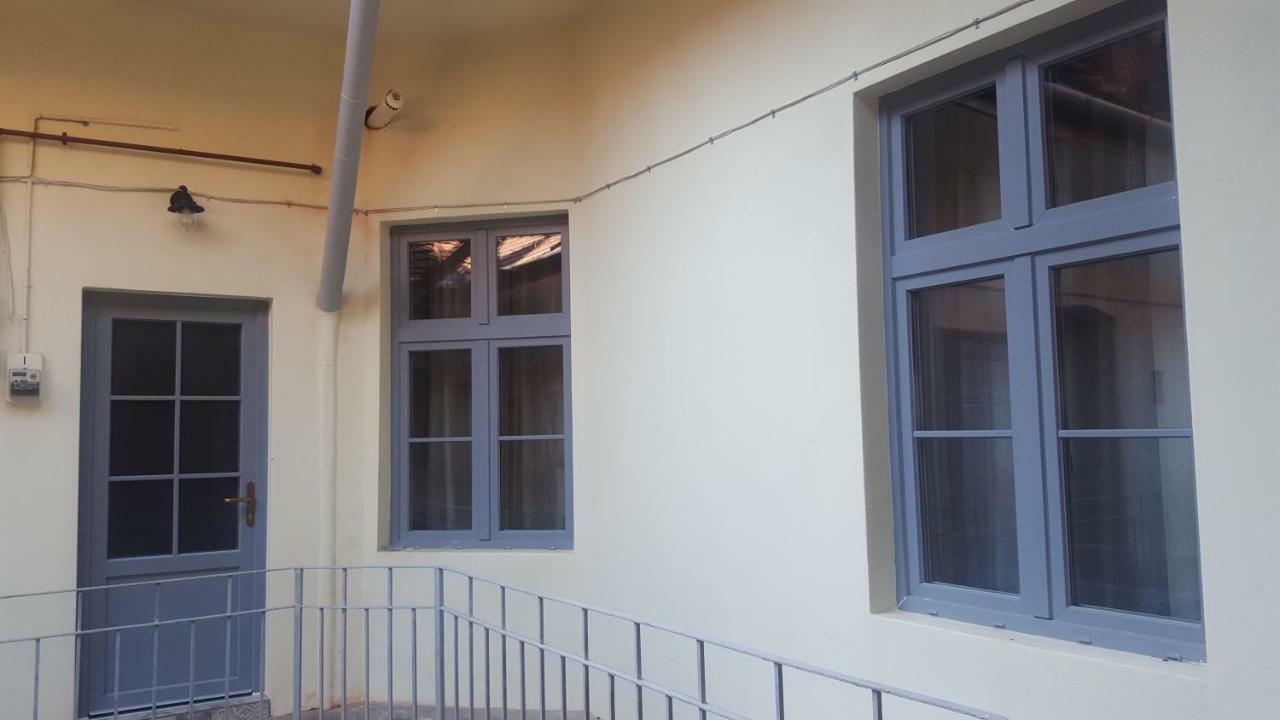 Chic Apartment In Historical City Center Timisoara Luaran gambar